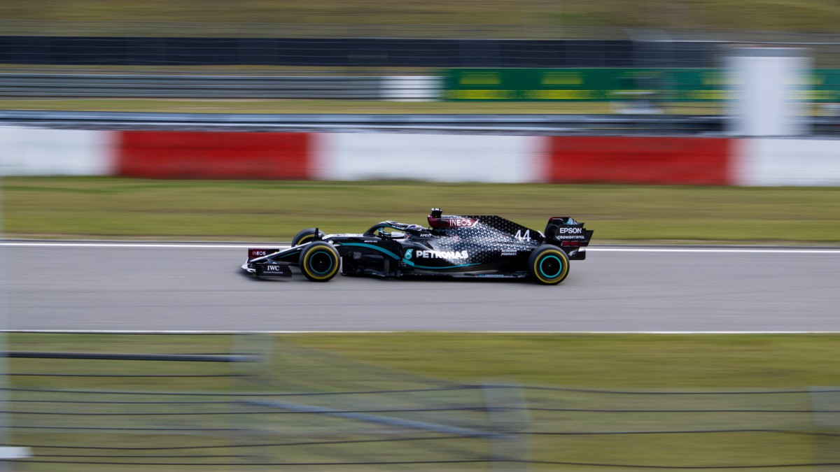Botsing met Hamilton levert Verstappen drie strafplaatsen op voor volgende race 