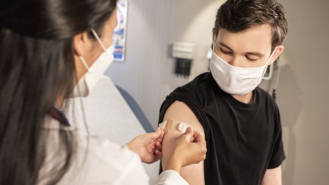 Bijna 85% van de 18-plussers heeft tenminste één vaccinatie gekregen
