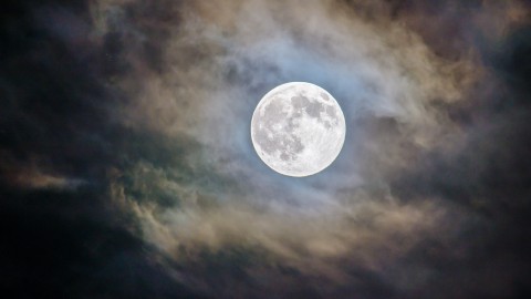 Zou de maan ooit uit een baan kunnen worden geduwd, zoals in 'Moonfall'?