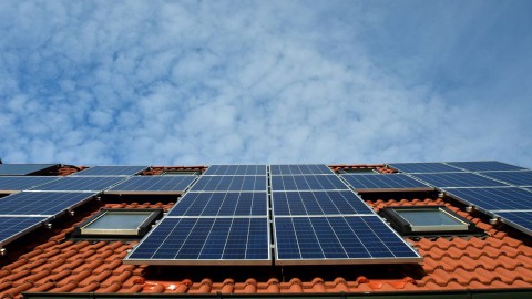 100.000ste zonnepaneel via inkoopactie op dak in Alkmaar