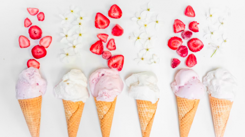 Elk jaar viert National Strawberry Ice Cream Day op 15 januari een van de lekkerste smaken ijs